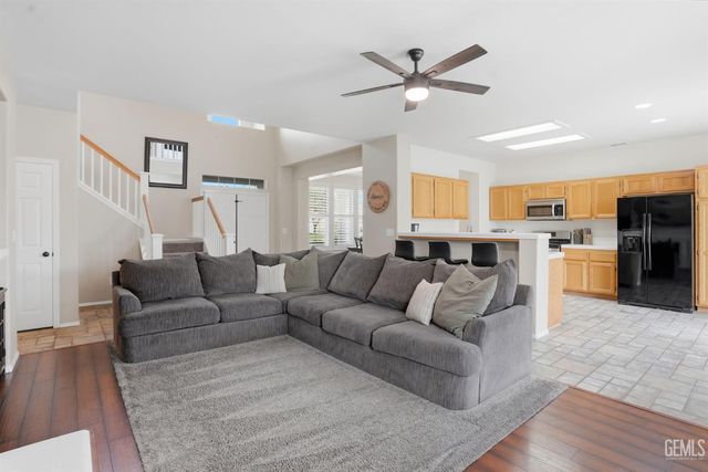 10017 Roehampton Avenue, Bakersfield, CA 93312