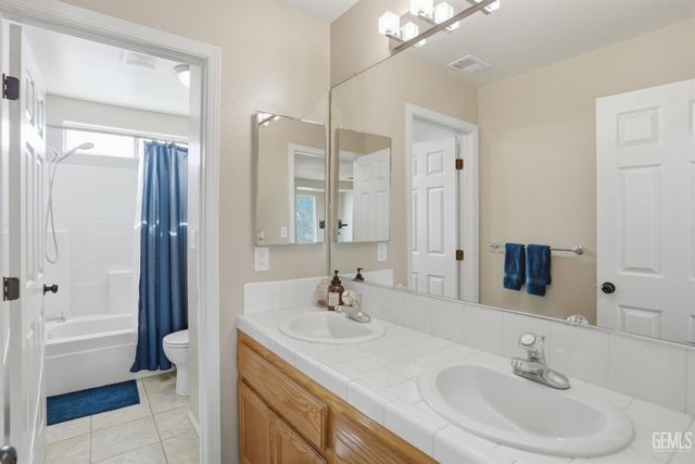 10017 Roehampton Avenue, Bakersfield, CA 93312