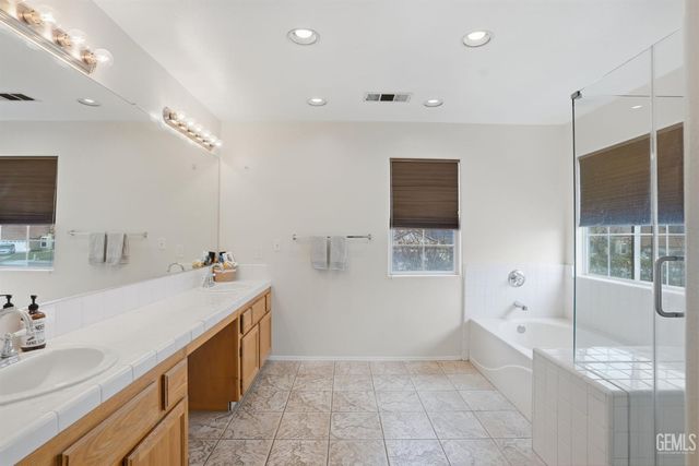 10017 Roehampton Avenue, Bakersfield, CA 93312