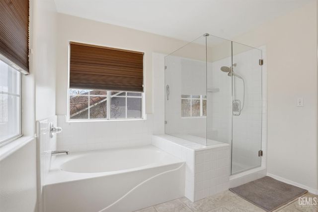 10017 Roehampton Avenue, Bakersfield, CA 93312