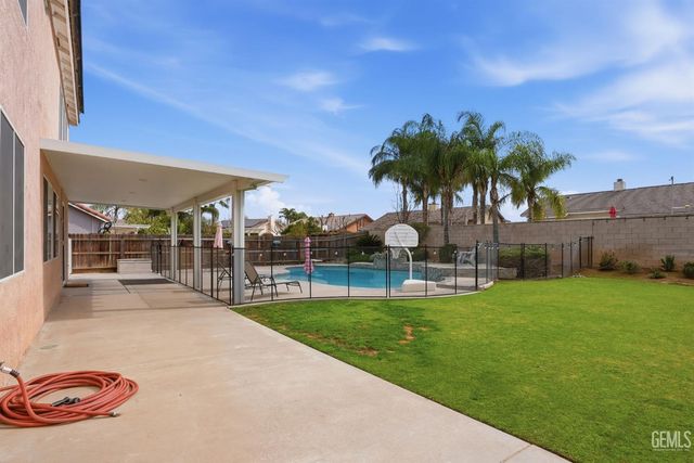 10017 Roehampton Avenue, Bakersfield, CA 93312