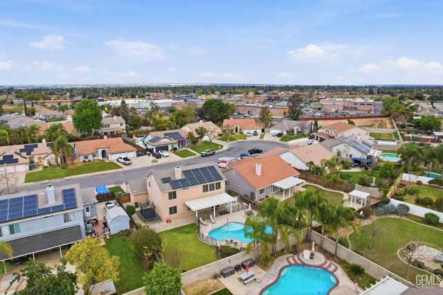 10017 Roehampton Avenue, Bakersfield, CA 93312