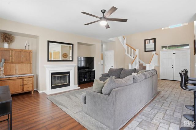 10017 Roehampton Avenue, Bakersfield, CA 93312