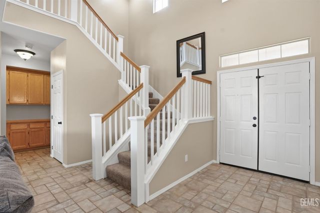 10017 Roehampton Avenue, Bakersfield, CA 93312