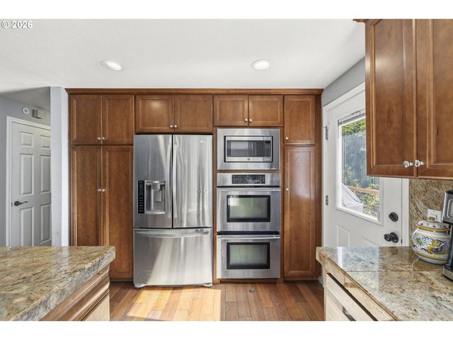 3972 CALAROGA Dr, West Linn, OR 97068