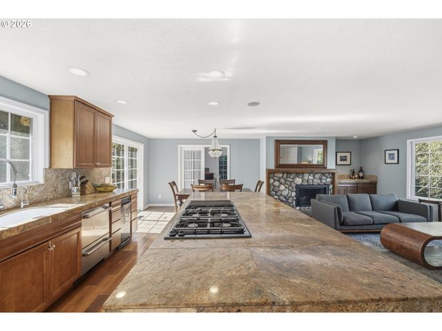 3972 CALAROGA Dr, West Linn, OR 97068