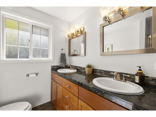 3972 CALAROGA Dr, West Linn, OR 97068