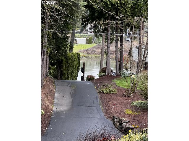 3972 CALAROGA Dr, West Linn, OR 97068