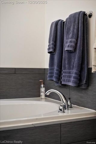 1908 Beaver Creek Drive, Rochester, MI 48307