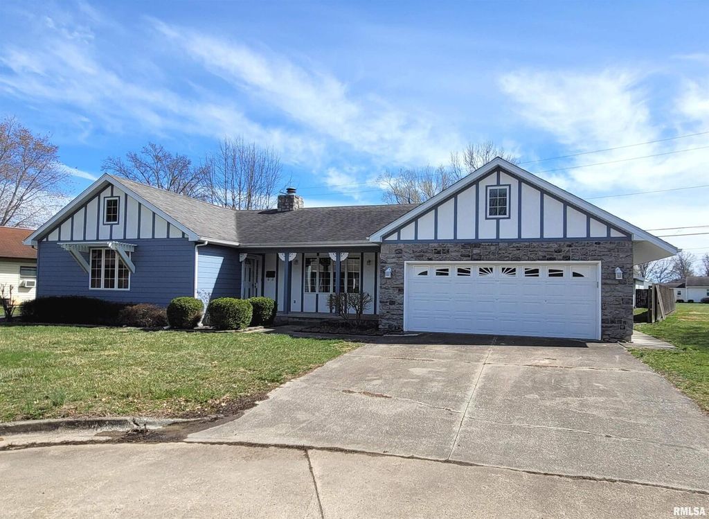 Image 2 of property listing at 509 WILLOW Place, Salem, IL 62881