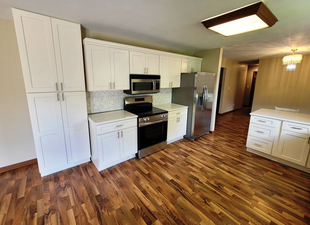 Image 11 of property listing at 509 WILLOW Place, Salem, IL 62881