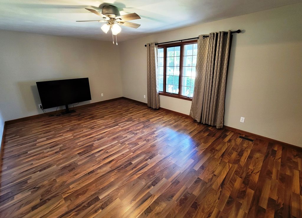 Image 13 of property listing at 509 WILLOW Place, Salem, IL 62881