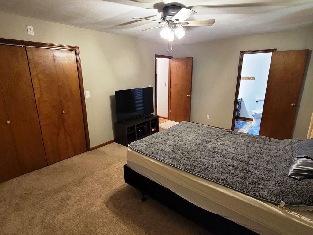 Image 17 of property listing at 509 WILLOW Place, Salem, IL 62881