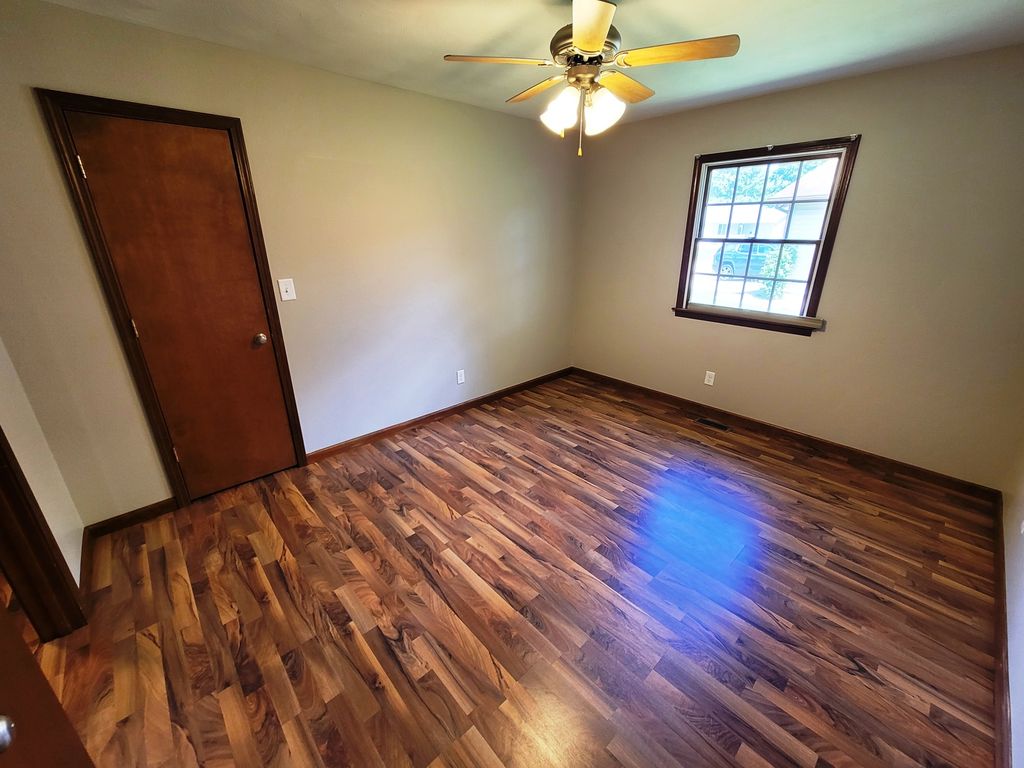 Image 20 of property listing at 509 WILLOW Place, Salem, IL 62881