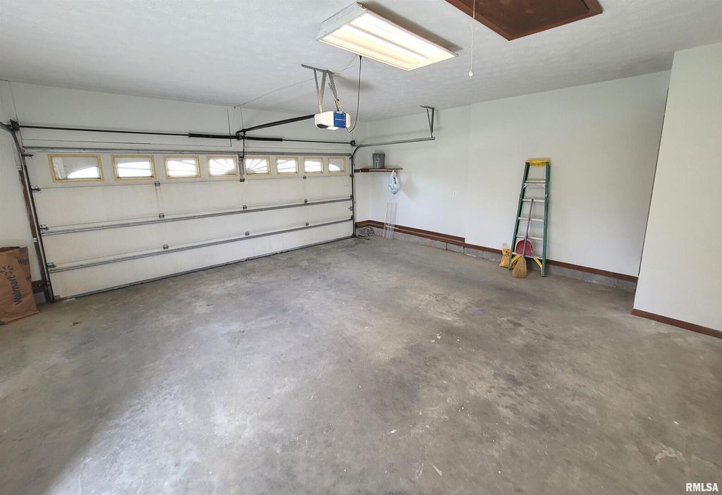 Image 27 of property listing at 509 WILLOW Place, Salem, IL 62881