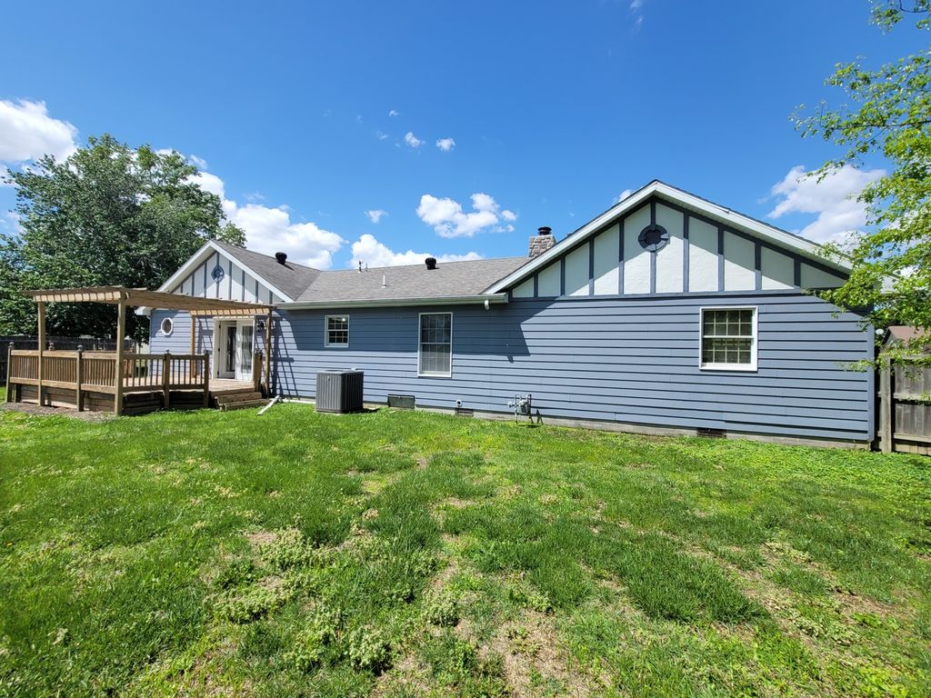 Image 31 of property listing at 509 WILLOW Place, Salem, IL 62881
