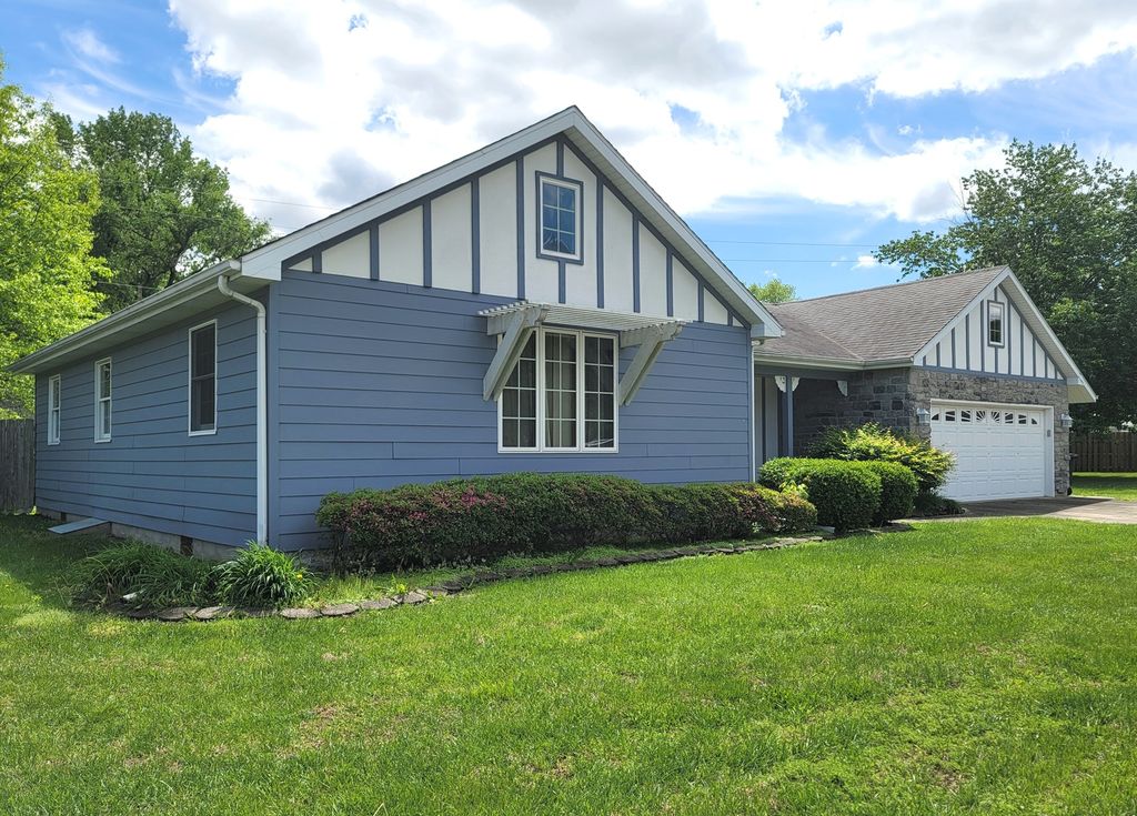 Image 34 of property listing at 509 WILLOW Place, Salem, IL 62881