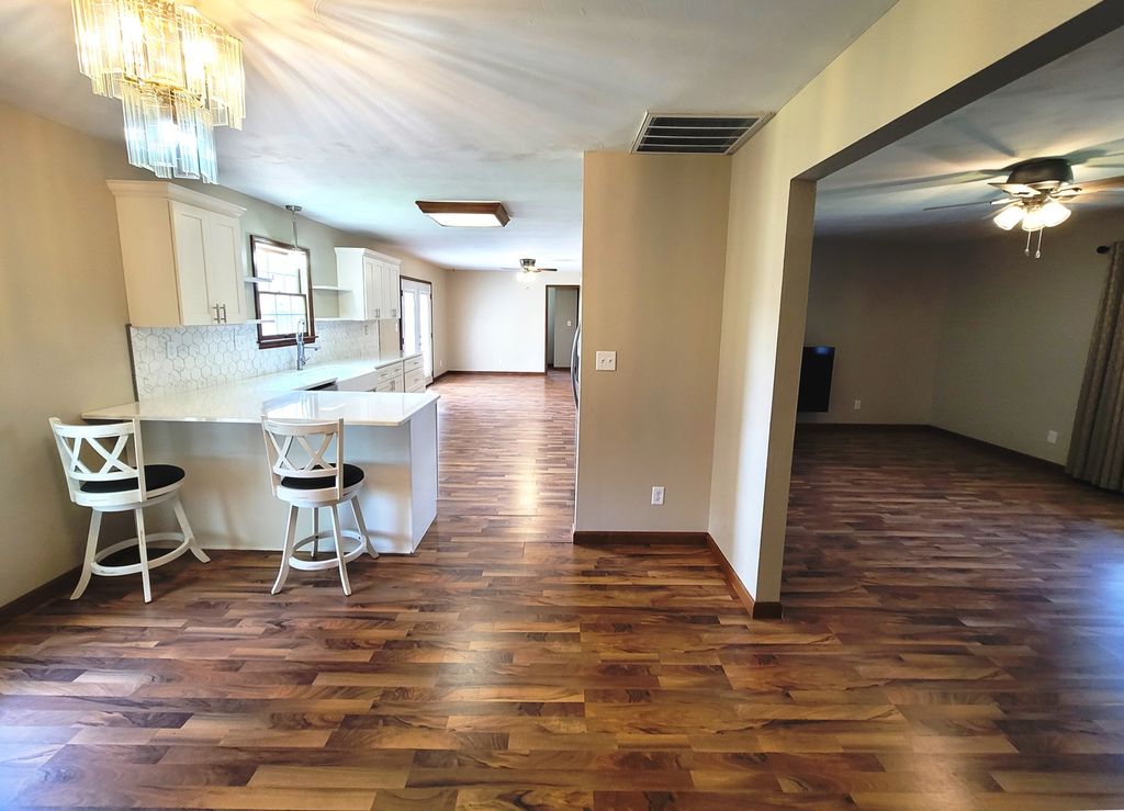 Image 5 of property listing at 509 WILLOW Place, Salem, IL 62881