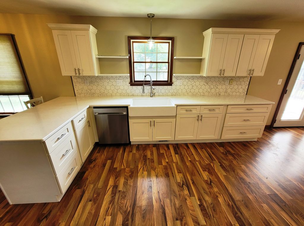 Image 7 of property listing at 509 WILLOW Place, Salem, IL 62881