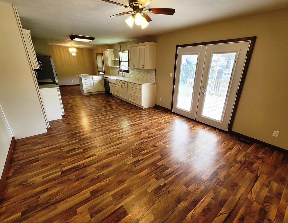 Image 8 of property listing at 509 WILLOW Place, Salem, IL 62881
