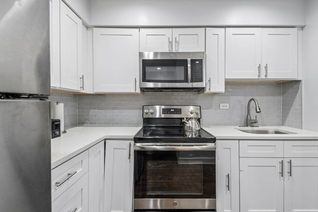 2619 W Agatite Avenue 2B, Chicago, IL 60625