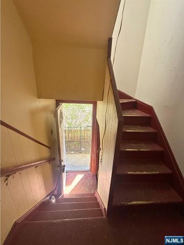 12 Hillcrest Road, Maplewood, NJ 07040