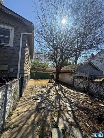 12 Hillcrest Road, Maplewood, NJ 07040