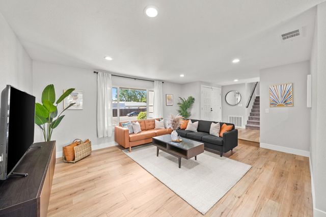 9813 Vista Grande Way, Elk Grove, CA 95624