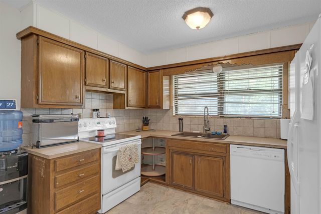 251 N Tracy St, Wichita, KS 67212