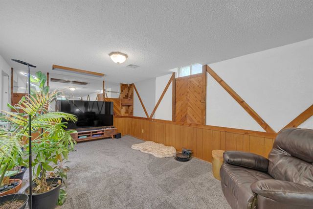 251 N Tracy St, Wichita, KS 67212