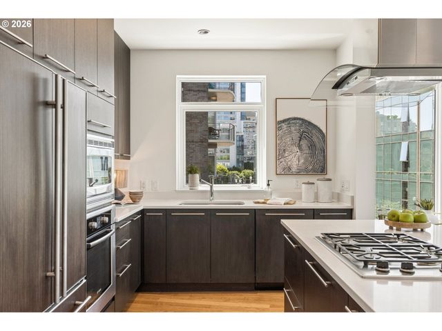 949 Nw OVERTON St 402, Portland, OR 97209