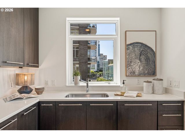 949 Nw OVERTON St 402, Portland, OR 97209