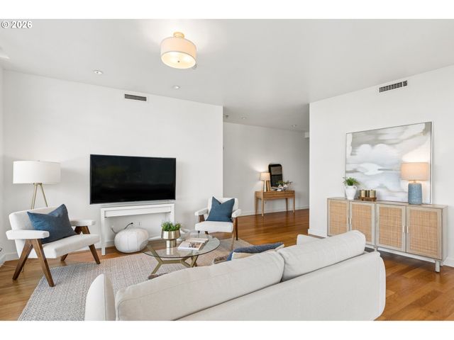 949 Nw OVERTON St 402, Portland, OR 97209