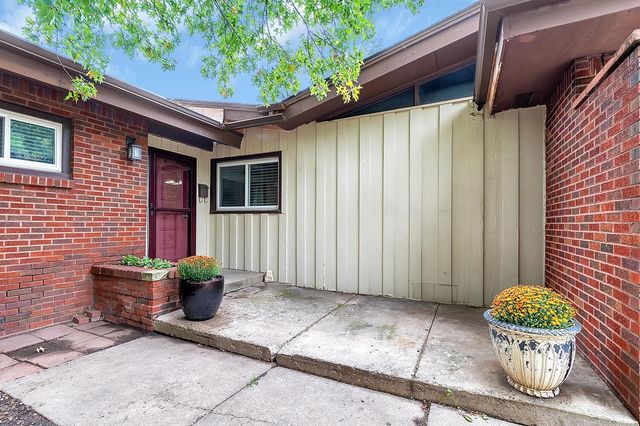 9901 W Hickory Ln, Wichita, KS 67212