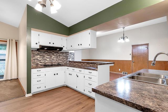 9901 W Hickory Ln, Wichita, KS 67212