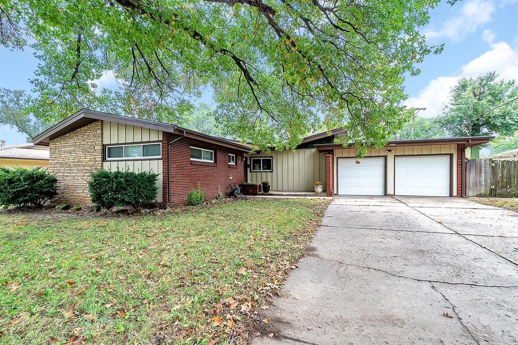 9901 W Hickory Ln, Wichita, KS 67212