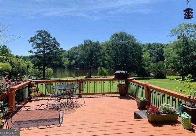 932 Cruce Lake Drive, Hoschton, GA 30548