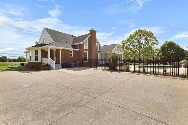 754 Veterans Pkwy, Murfreesboro, TN 37128