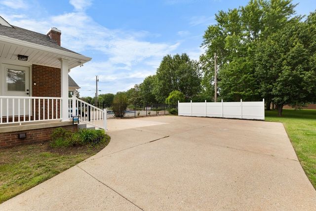 754 Veterans Pkwy, Murfreesboro, TN 37128