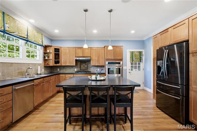 2143 Oak Drive, St Louis, MO 63131