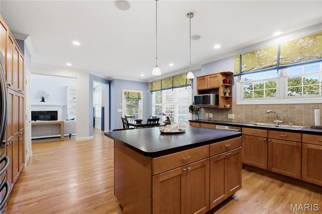 2143 Oak Drive, St Louis, MO 63131