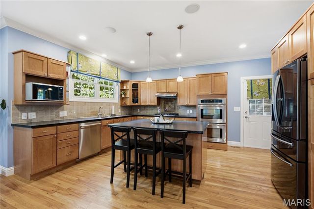 2143 Oak Drive, St Louis, MO 63131
