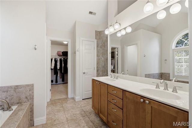 2143 Oak Drive, St Louis, MO 63131
