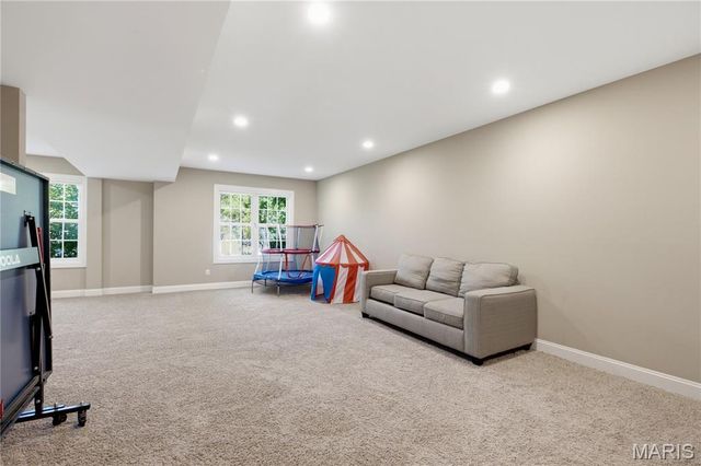 2143 Oak Drive, St Louis, MO 63131