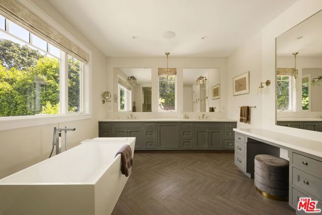126 S Westgate Avenue, Los Angeles, CA 90049