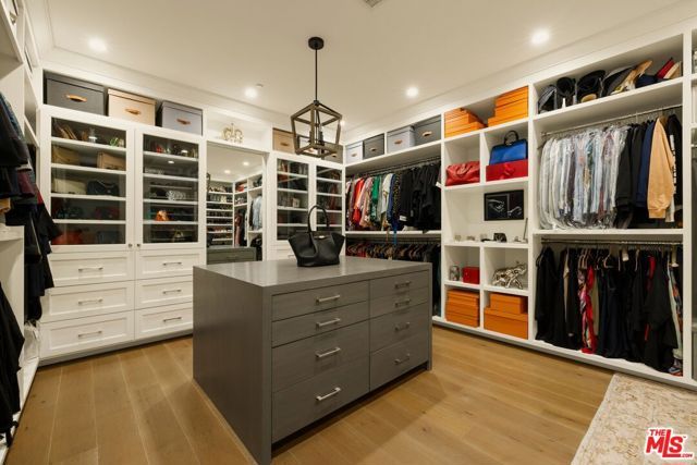 126 S Westgate Avenue, Los Angeles, CA 90049