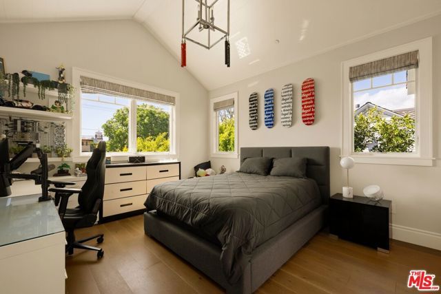 126 S Westgate Avenue, Los Angeles, CA 90049