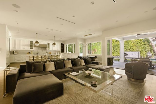 126 S Westgate Avenue, Los Angeles, CA 90049