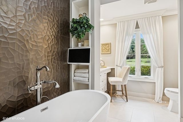 404 Caesar Drive, Barrington Hills, IL 60010