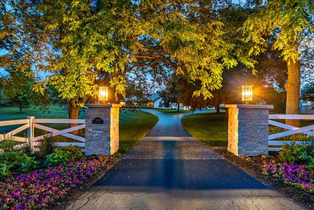 404 Caesar Drive, Barrington Hills, IL 60010